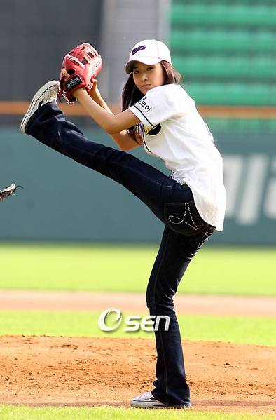 http://www.girlsgen.com/gallery/plog-content/images/yuri/yuri-photos-1/snsd-yuri-0287.jpg