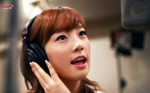 http://www.girlsgen.com/gallery/plog-content/thumbs/taeyeon/taeyeon-photos-1/large/2535-snsd-taeyeon-0235.jpg