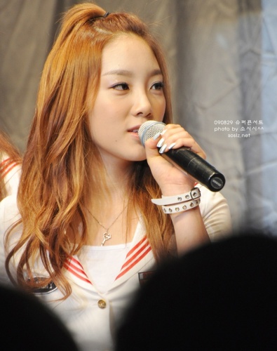 http://www.girlsgen.com/gallery/plog-content/thumbs/taeyeon/taeyeon-photos-1/large/2562-snsd-taeyeon-0262.jpg