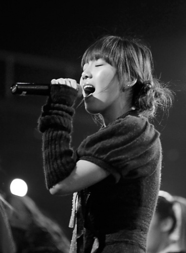 http://www.girlsgen.com/gallery/plog-content/thumbs/taeyeon/taeyeon-photos-1/large/2593-snsd-taeyeon-0293.jpg